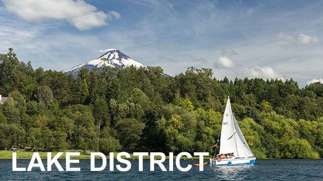 Lago Villarrica con un velero Pasando con el Volcan de fondo