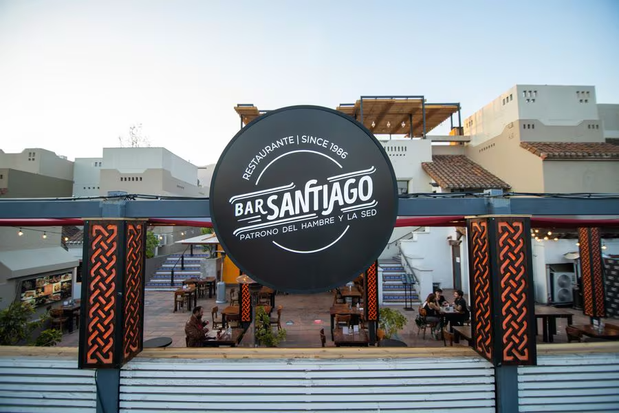 Bar Santiago: Una Experiencia Única en la Noche de Santiago