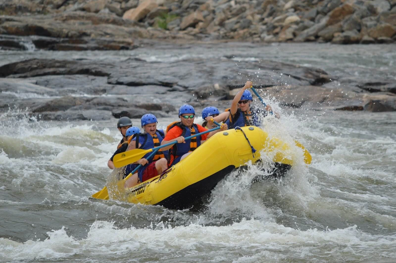 Bote Con Personas haciendo Rafting Lago Trancura