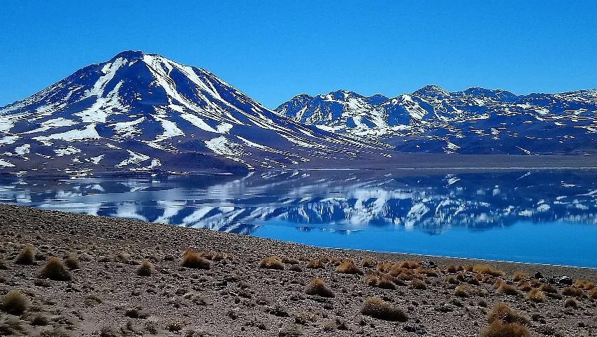 House Image of Lagunas Miscanti y Miniques: Espejos de Agua en el Desierto de Atacama