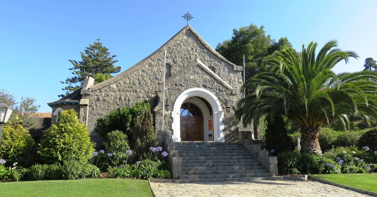 House Image of La Parroquia Santa Teresa de Jesús en Zapallar: Un Oasis Espiritual y Arquitectónico