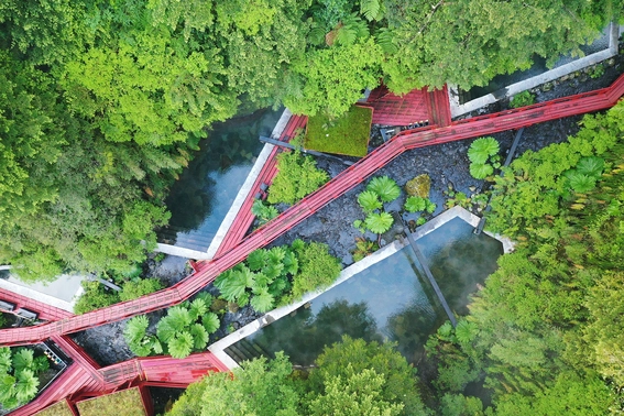 House Image of Termas Geométricas: Más Allá de las Aguas Termales