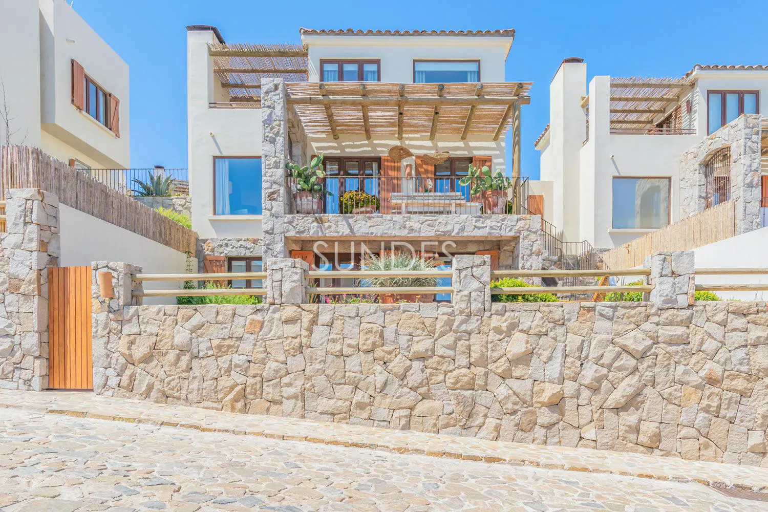 House Image of Preguntas Frecuentes sobre Cómo Arrendar una Casa en Zapallar, Cachagua y Alrededores